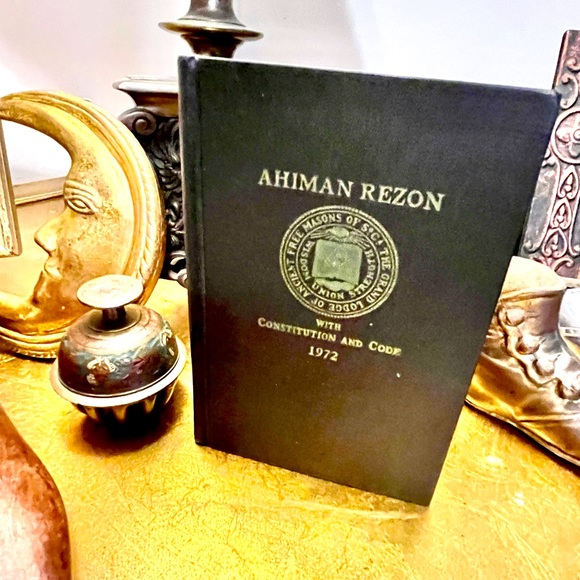 The Ahiman Rezon Book of Constitutions of Grand Lodge Ancient Free Masons 1972 - Picture 2 of 9
